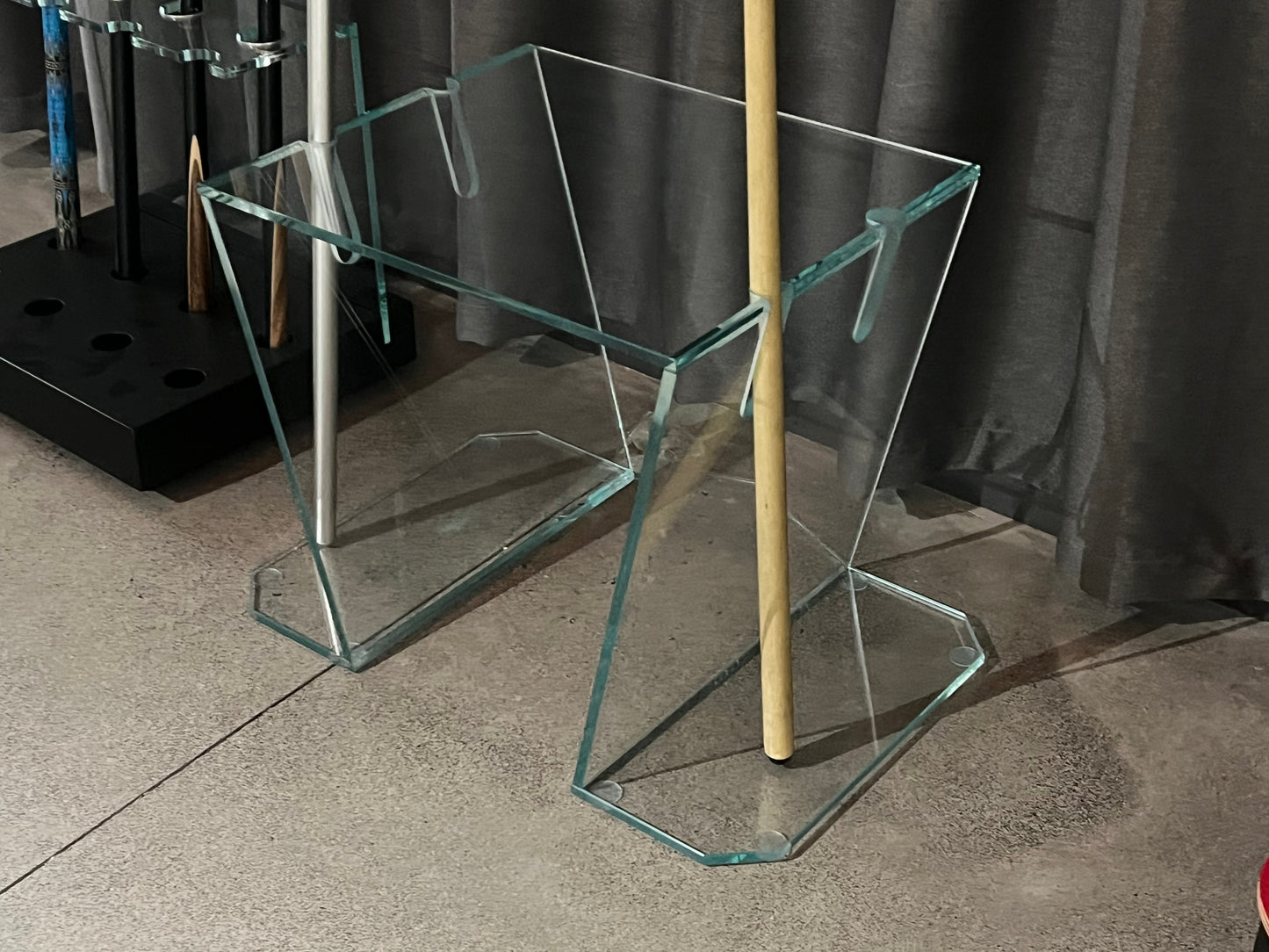 Simple all-glass pool cue stand, suitable for indoor and outdoor use