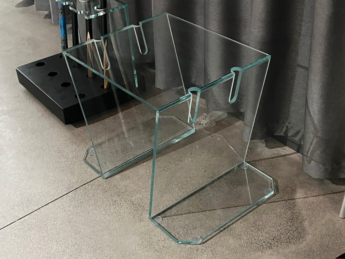 Simple all-glass pool cue stand, suitable for indoor and outdoor use